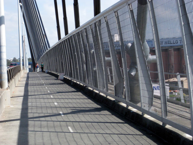 Aproaching the middle of the bridge