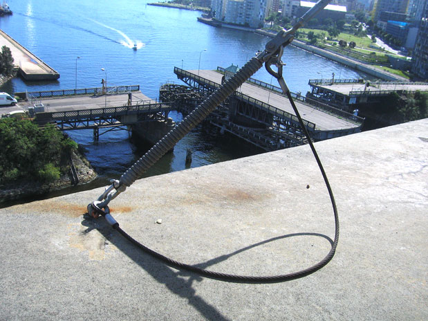 Antivibration cable mounting to deck showing safety link