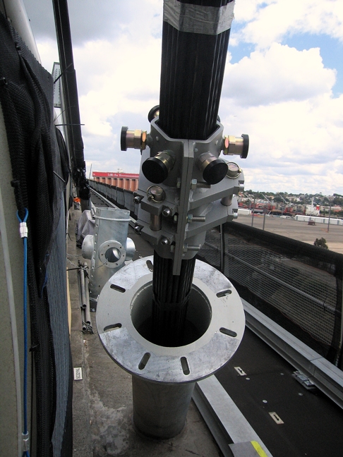 Radial damper component attached to the stay cables and the original formwork tube